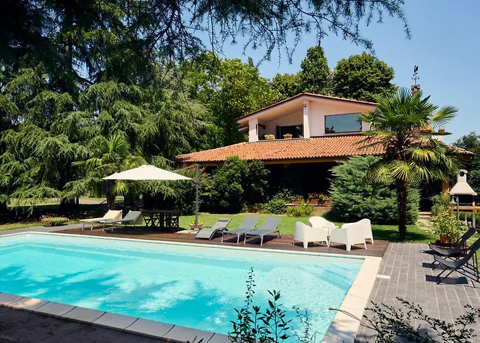 Apartment In Villa La Carruba